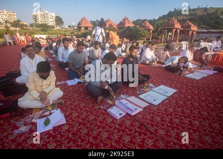 PUNE, INDE - OCTOBRE 24 : Chopda Pujan à BAPS Swaminarayan Mandir à Narhe Ambegaon Road, sur 24 octobre 2022 à Pune, Inde. Ce jour-là, ils font puja de livres de compte et commencent à écrire leurs nouveaux comptes. C'est ce que l'on appelle 'Chopda Pujan' ou 'harda Pujan' ou 'Muharat Pujan' qui signifie puja de livres de compte. Chopda Pujan est un jour pour tout le monde non seulement pour réconcilier ses livres financiers mais aussi les livres spirituels. Le Chopda Pujan est une cérémonie où les livres de livres et les nouveaux livres de compte sont ouverts par la communauté mercantile à la suite d'une prière spéciale et de culte devant les idoles de Lord Ganesha et G. Banque D'Images