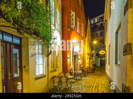 BRÊME, ALLEMAGNE - 12 MAI 2016 : rue Schnoor de nuit à Brême. Le Schnoor est la partie la plus ancienne de Brême et est classé au patrimoine mondial de l'unesco. Banque D'Images