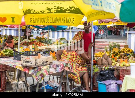 POINTE-A-PITRE, GUADELOUPE - 17 MAI 2015 : la femme vend des fruits frais sur le marché extérieur de la Guadeloupe. Le marché de Pointe-a-Pitre est situé près de la h Banque D'Images