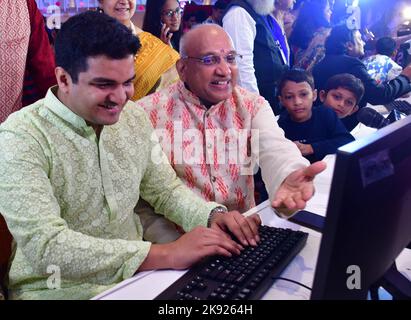 Mumbai, Inde. 25th octobre 2022. MUMBAI, INDE - OCTOBRE 24 : les commerçants et les membres de la famille se réunissent à la Bourse de Bombay (BSE) en prévision d'une session spéciale de négociation à l'occasion du festival Diwali, sur 24 octobre 2022 à Mumbai, Inde. Les gens ont décoré leurs maisons avec des «diyas» (lampes en terre), des bougies et des lampes électriques pour célébrer le festival des lumières. Ce festival a été le témoin de grandes célébrations après un écart de deux ans depuis la mise en place des courbettes du coronavirus en 2020 et en 2021. (Photo de Bhushan Koyande/Hindustan Times/Sipa USA ) Credit: SIPA USA/Alay Live News Banque D'Images