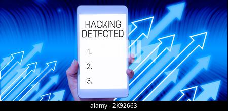 Signe affichant piratage détecté. Les activités de présentation d'entreprise qui cherchent à compromettre les affaires sont exposées homme d'affaires avec lequel une tablette est à portée de main Banque D'Images
