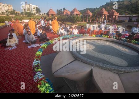 PUNE, INDE - OCTOBRE 24 : Chopda Pujan à BAPS Swaminarayan Mandir à Narhe Ambegaon Road, sur 24 octobre 2022 à Pune, Inde. Ce jour-là, ils font puja de livres de compte et commencent à écrire leurs nouveaux comptes. C'est ce que l'on appelle 'Chopda Pujan' ou 'harda Pujan' ou 'Muharat Pujan' qui signifie puja de livres de compte. Chopda Pujan est un jour pour tout le monde non seulement pour réconcilier ses livres financiers mais aussi les livres spirituels. Le Chopda Pujan est une cérémonie où les livres de livres et les nouveaux livres de compte sont ouverts par la communauté mercantile à la suite d'une prière spéciale et de culte devant les idoles de Lord Ganesha et G. Banque D'Images