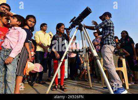 Mumbai, Inde. 25th octobre 2022. MUMBAI, INDE - OCTOBRE 25 : les gens regardent des éclipses solaires partielles à travers un télescope et des lunettes de protection au centre scientifique de Nehru, à Worli, sur 25 octobre 2022, à Mumbai, en Inde. L'éclipse solaire partielle ou Surya Garahn a été visible en Inde aujourd'hui, l'éclipse a été vue dans diverses villes du pays dont Delhi, Amritsar, Chandigarh, Lucknow, Bengaluru, Chennai, etc. (Photo par Anshuman Poyrekar/Hindustan Times/Sipa USA ) Credit: SIPA USA/Alay Live News Banque D'Images