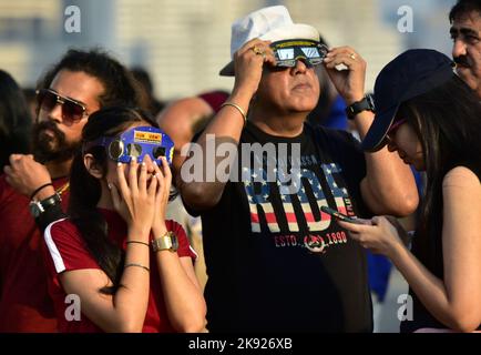 Mumbai, Inde. 25th octobre 2022. MUMBAI, INDE - OCTOBRE 25 : les gens regardent des éclipses solaires partielles à travers un télescope et des lunettes de protection au centre scientifique de Nehru, à Worli, sur 25 octobre 2022, à Mumbai, en Inde. L'éclipse solaire partielle ou Surya Garahn a été visible en Inde aujourd'hui, l'éclipse a été vue dans diverses villes du pays dont Delhi, Amritsar, Chandigarh, Lucknow, Bengaluru, Chennai, etc. (Photo par Anshuman Poyrekar/Hindustan Times/Sipa USA ) Credit: SIPA USA/Alay Live News Banque D'Images