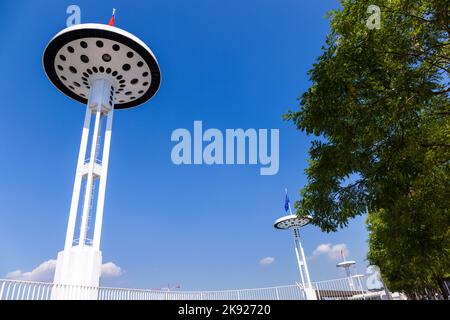 LYON, FRANCE - 31 AOÛT 2016 : centre nautique sur le Rhône à Lyon, France sous ciel bleu. Banque D'Images