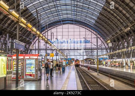 FRANCFORT, ALLEMAGNE - 31 AOÛT 2016 : les gens arrivent et partent à la gare de Francfort. La gare ferroviaire classique a ouvert ses portes en 1899 et est le bigge Banque D'Images