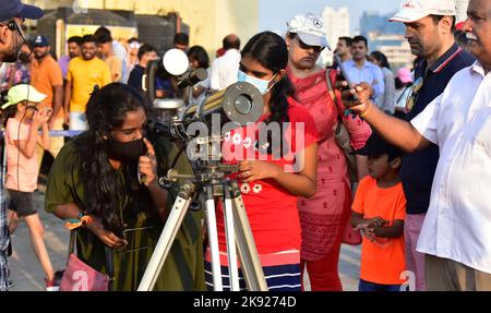 Mumbai, Inde. 25th octobre 2022. MUMBAI, INDE - OCTOBRE 25 : les gens regardent des éclipses solaires partielles à travers un télescope et des lunettes de protection au centre scientifique de Nehru, à Worli, sur 25 octobre 2022, à Mumbai, en Inde. L'éclipse solaire partielle ou Surya Garahn a été visible en Inde aujourd'hui, l'éclipse a été vue dans diverses villes du pays dont Delhi, Amritsar, Chandigarh, Lucknow, Bengaluru, Chennai, etc. (Photo par Anshuman Poyrekar/Hindustan Times/Sipa USA ) Credit: SIPA USA/Alay Live News Banque D'Images