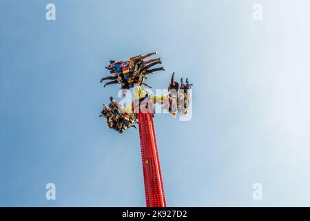 COLOGNE, ALLEMAGNE - 21 SEPTEMBRE 2016 : les gens apprécient les carrousels de Photokina à Cologne, la plus grande exposition de photos d'Europe. Les visiteurs ont beaucoup o Banque D'Images