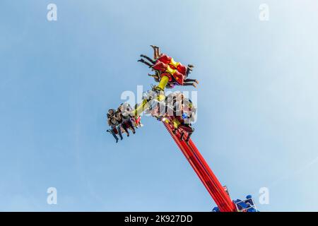 COLOGNE, ALLEMAGNE - 21 SEPTEMBRE 2016 : les gens apprécient les carrousels de Photokina à Cologne, la plus grande exposition de photos d'Europe. Les visiteurs ont beaucoup o Banque D'Images