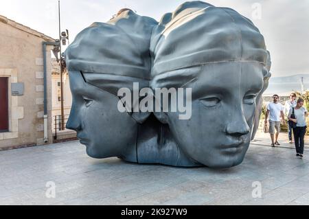 MARSEILLE, FRANCE - 31 octobre 2016 : les gens admirent la sculpture de Mucem, sculpture à trois têtes au fort Saint-Jean, Marseille Banque D'Images