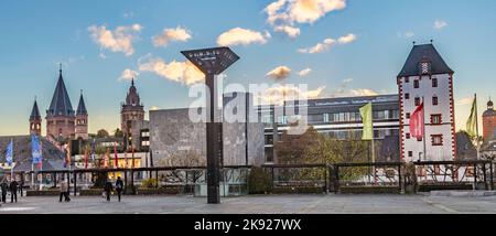 MAYENCE, ALLEMAGNE - 20 NOVEMBRE 2016 : vue sur la cathédrale de Mayence et l'architecture moderne du Rhin à Mayence, Allemagne. Banque D'Images