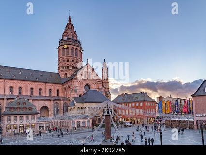 Mayence, Allemagne - 19 NOVEMBRE 2016 : marché de noël ATST. Cathédrale de Martin à Mayence (en allemand : Mainzer Dom) qui représente le point le plus élevé de Romane Banque D'Images