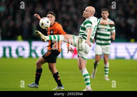 Aaron Mooy du Celtic (à droite) et Heorhiy Sudakov de Shakhtar Donetsk se battent pour le ballon lors du match F de la Ligue des champions de l'UEFA au Celtic Park, Glasgow. Date de la photo: Mardi 25 octobre 2022. Banque D'Images