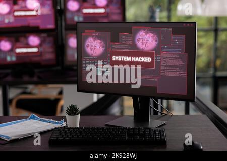 Bureau informatique vide ayant plusieurs ordinateurs alerte de piratage et violation de sécurité clignotant, système de serveur piraté. L'écran du PC affiche un message d'erreur critique et un avertissement de menace de programmes malveillants. Banque D'Images