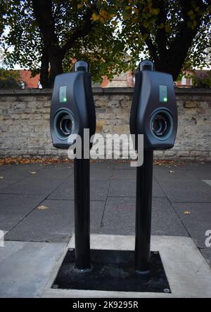 Un point de recharge de voiture électrique en bordure de trottoir sur Stony Stratford High Street, Milton Keynes. Banque D'Images