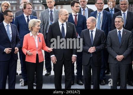Berlin, Allemagne. 25th octobre 2022. De gauche à droite : Le Premier ministre polonais, Mateusz Morawiecki, Président de la Commission européenne, Ursula von der Leyen, Premier ministre ukrainien, Denys Shmyhal, Chancelier allemand OLAF Scholz, Président de la Suisse, Ignazio Cassis, participent à une conférence internationale d'experts pour la reconstruction en Ukraine sur 25 octobre 2022 à Berlin, en Allemagne. Le gouvernement allemand accueille une conférence internationale d'experts sur le redressement, la reconstruction et la modernisation de l'Ukraine. Photo par le bureau de presse de la chancelière allemande/UPI. Crédit : UPI/Alay Live News Banque D'Images