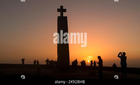 Touristes non identifiés au coucher du soleil à Cabo da Roca, le point le plus à l'ouest du Portugal continental et de l'Europe continentale par l'océan Atlantique. Banque D'Images