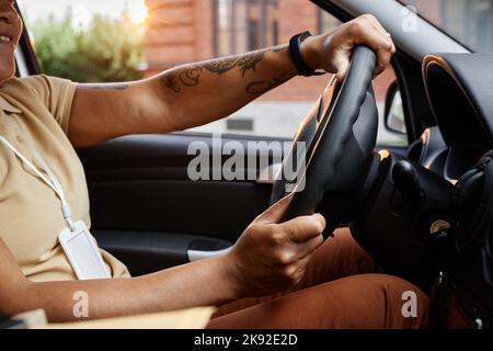 Gros plan de la femme tatouée conduisant un camion de livraison, espace de copie Banque D'Images