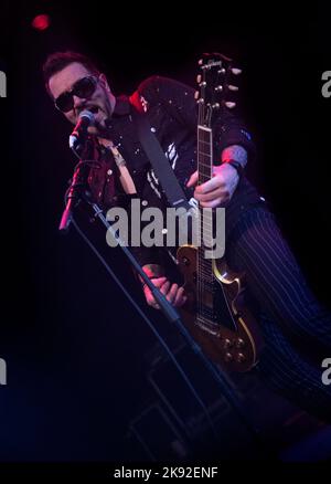 Tony Fennell - guitariste Enuff Z'Nuff en concert à Wolverhampton KK's Steel Mill, 19th octobre 2022 Banque D'Images