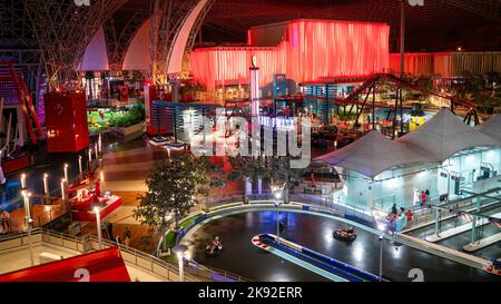 Abu Dhabi, Émirats Arabes Unis - février 2022 : vue de l'intérieur du complexe sur le thème des courses automobiles Ferrari World, qui est le plus grand parc d'attractions intérieur du monde. Banque D'Images