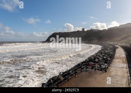 Scarborough, Royaume-Uni : les mers de tempête à marée haute sur la côte de North Bay, dans la populaire ville côtière du Yorkshire Banque D'Images