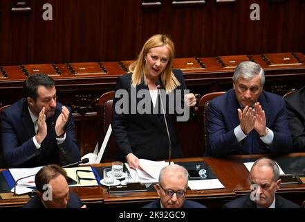 Rome, Italie. 25th octobre 2022. Le Premier ministre italien Giorgia Meloni (C) s'adresse à la Chambre basse du Parlement italien à Rome, Italie, le 25 octobre 2022. Le nouveau cabinet italien dirigé par le Premier ministre Giorgia Meloni a gagné la confiance de la chambre basse du Parlement mardi, avec 235 voix pour, 154 contre et cinq abstentions. Crédit: Alberto Lingria/Xinhua/Alay Live News Banque D'Images