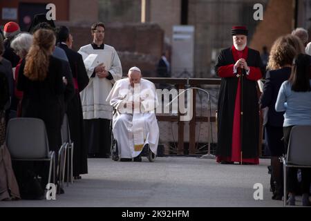 Rome, Italie, 25 octobre 2022. Le pape François assiste à la cérémonie finale de la « cri de paix », prière pour la paix avec les représentants des Eglises et communautés chrétiennes et des religions du monde, au Colisée. Crédit: Maria Grazia Picciarella/Alay Live News Banque D'Images