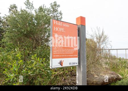 Un panneau pour la ligne d'assistance téléphonique de prévention du suicide Lifeline au Gap à Watson's Bay, Sydney, Australie Banque D'Images