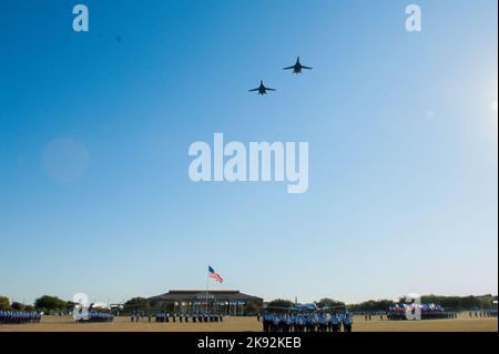 Plus de 700 aviateurs affectés à l'escadron d'entraînement 331st sont diplômés de l'entraînement militaire de base à la base conjointe San Antonio-Lackland, Texas, 12-13 octobre 2022. Le Col Joseph Kramer, commandant, 7th, Escadre Bomb, base aérienne de Dyess, Texas, a passé en revue la cérémonie. (É.-U. Photo de la Force aérienne par Gregory Walker) Banque D'Images