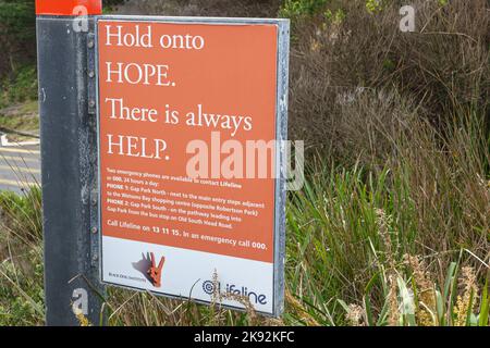 Un panneau pour la ligne d'assistance téléphonique de prévention du suicide Lifeline au Gap à Watson's Bay, Sydney, Australie Banque D'Images