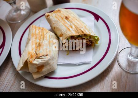 Couper le shawarma savoureux avec des légumes et des légumes hachés, Banque D'Images