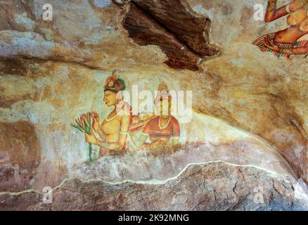 Sigiriya, Sri Lanka - 9 août 2005 : Sigiriya Maiden - fresques du 5th siècle à l'ancienne forteresse rocheuse de Sigiriya au Sri Lanka. Banque D'Images