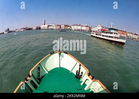 Venise, Italie - 11 avril 2007 : ferry en route pour Venise. Plusieurs ferries desservent les petites îles de la lagune. Banque D'Images