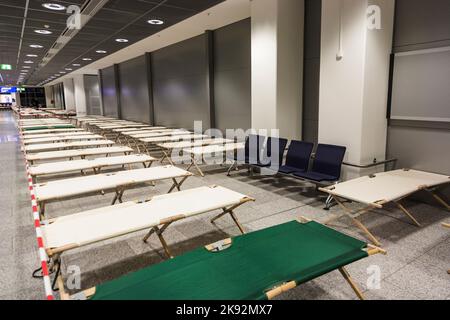 Francfort, Allemagne - le 11 janvier 2010 : les lits de camp sont installés rangée par rangée dans le terminal de l'aéroport de Francfort, au cas où beaucoup de passagers auraient à se rendre Banque D'Images