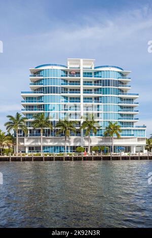 Fort Lauderdale, États-Unis - 1 août 2010 : nouveaux immeubles d'appartements au canal de fort Lauderdale. La ville est une destination touristique populaire, avec un av Banque D'Images