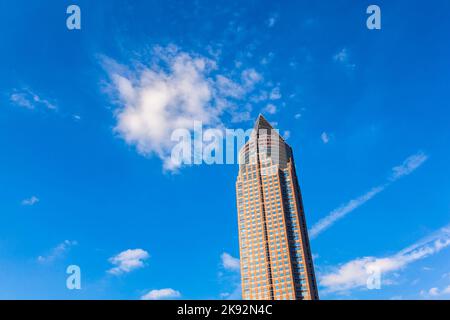 Francfort, Allemagne - 12 septembre 2010 : la Tour du salon Messeturm - un gratte-ciel de 63 étages et 257 M. C'est le deuxième plus grand bâtiment de Frankfur Banque D'Images