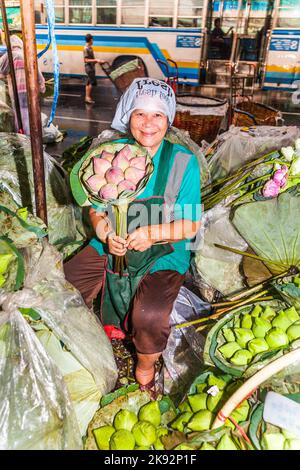 Bangkok, Thaïlande - 12 mai 2009: Une femme non identifiée vend des fleurs dans la rue au marché aux fleurs Pak Klong Thalat tôt le matin. Banque D'Images