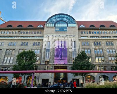 Berlin, Allemagne - 03. 2022 octobre : vue sur le KaDeWe des grands magasins de luxe à Berlin par une journée ensoleillée Banque D'Images