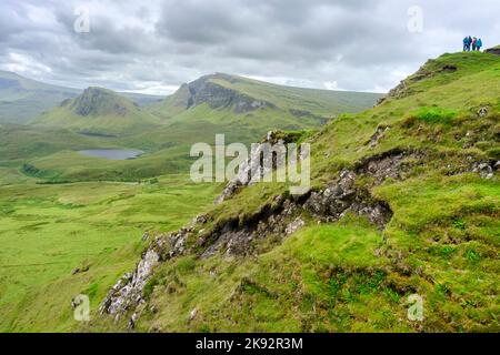 Quiraing,île de Skye,Écosse,UK-25 juillet 2022: Les randonneurs marchent le long des chemins de montagne de la chaîne de montagne de Quraing,, un jour d'été, en prenant la route Banque D'Images