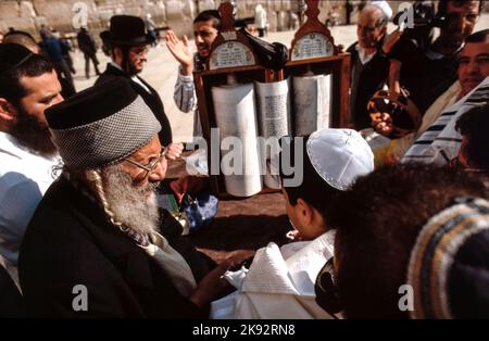 JÉRUSALEM - 1 JANVIER 1994 : des hommes juifs orthodoxes prient au mur occidental de Jérusalem, Israël. Israël annexion de Jérusalem-est en 1967, y compris Th Banque D'Images
