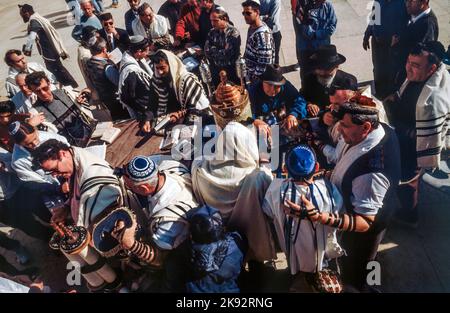 JÉRUSALEM - 1 1994 JANVIER : les juifs orthodoxes prient au mur occidental de Jérusalem, en Israël. Israël annexion de Jérusalem-est en 1967, y compris le Banque D'Images