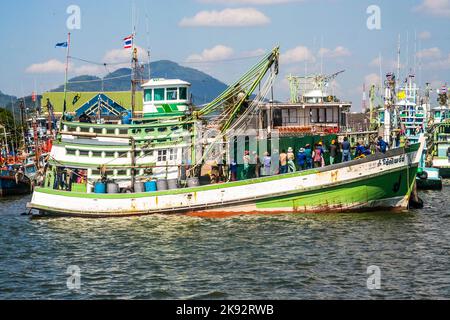 TAMBON PHE, THAÏLANDE - APR 2, 2006: bateau de pêche local en bois dans le port de Tambon Phe, Thaïlande. La pêche est une industrie importante en Thaïlande. Banque D'Images