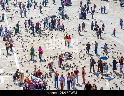 VENISE, ITALIE - APR 11, 2007: Les gens marchent autour de la place Markus, la place centrale de Venise. Italie. Les personnes qui nourrissent les pigeons. Banque D'Images