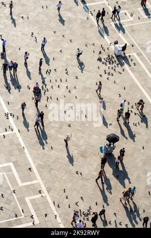 VENISE, ITALIE - AVR 11, 2007: Les touristes sur la place Saint-Marc nourrissent un grand troupeau de pigeons. La place Saint-Marc est la plus grande et la plus célèbre place de Veni Banque D'Images