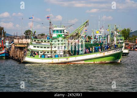TAMBON PHE, THAÏLANDE - APR 2, 2006: bateau de pêche local en bois dans le port de Tambon Phe, Thaïlande. La pêche est une industrie importante en Thaïlande. Banque D'Images