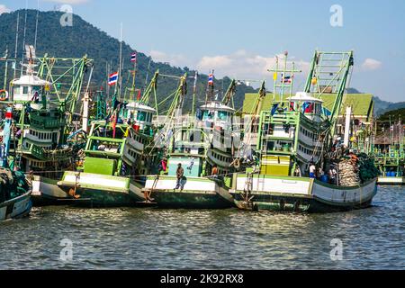 TAMBON PHE, THAÏLANDE - APR 2, 2006: bateau de pêche local en bois dans le port de Tambon Phe, Thaïlande. La pêche est une industrie importante en Thaïlande. Banque D'Images