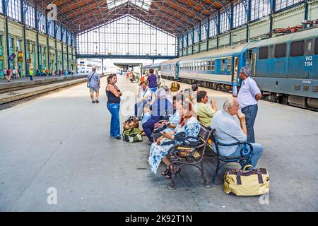 BUDAPEST, HONGRIE - 4 AOÛT 2008 : des personnes non identifiées attendent à la gare de Budapest, Hongrie. La gare est construite par Gustafe Eiffel, Banque D'Images