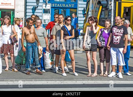 BUDAPEST, HONGRIE - 4 AOÛT 2008 : les gens attendent au passage à niveau du pedenstrian à Budapest, Hongrie. Budapest est la capitale et la plus grande ville de Hungar Banque D'Images