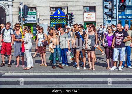 BUDAPEST, HONGRIE - 4 AOÛT 2008 : les gens attendent au passage à niveau du pedenstrian à Budapest, Hongrie. Budapest est la capitale et la plus grande ville de Hungar Banque D'Images