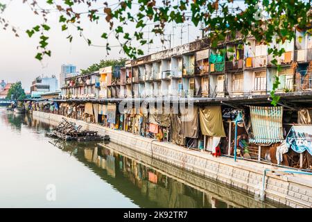 BANGKOK, THAÏLANDE - DEC 23, 2009: Maisons le long d'un canal à Bangkok, Thaïlande. La ville occupe 606 miles carrés dans le delta de la rivière Chao Phraya et a un p Banque D'Images